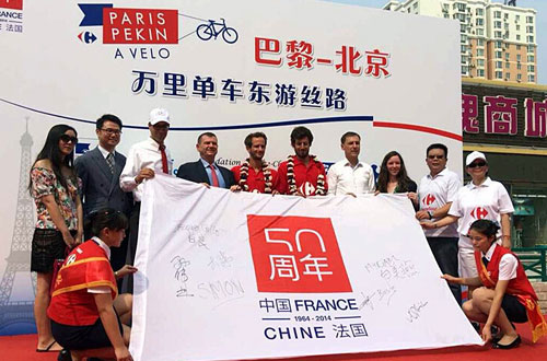Les deux cyclistes de l'expédition Paris-Beijing franchissent la ligne d'arrivée
