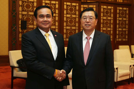 Le plus haut législateur chinois rencontre le Premier ministre thaïlandais