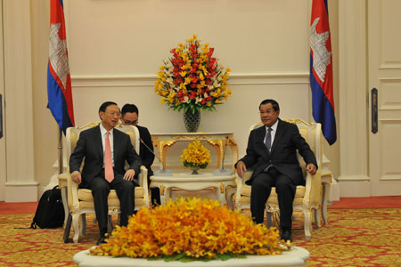 Le conseiller d'Etat chinois Yang Jiechi rencontre le Premier ministre cambodgien et promet un soutien continu au Cambodge