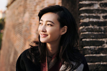 L'actrice chinoise Wang Likun pose pour Harper's Bazzar