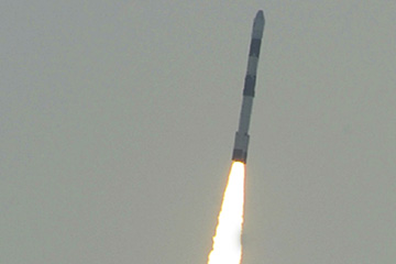 L'Inde r&eacute;ussit &agrave; mettre sur orbite cinq satellites