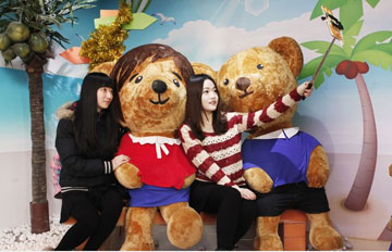 Beijing : une expo fête le 111e anniversaire de l'ours en peluche