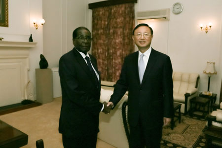 Le président zimbabwéen rencontre le conseiller d'Etat chinois
