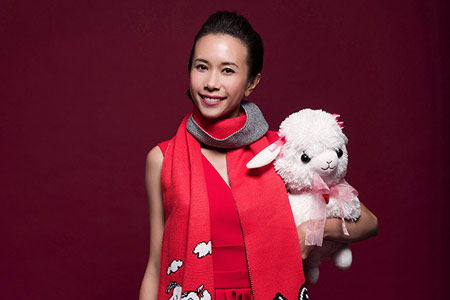 Karen Mok pose pour fêter le Nouvel An