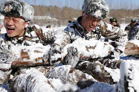 L'entraînement des soldats chinois dans la neige