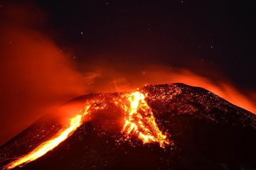 EN IMAGES: éruption du volcan Villarrica au Chili