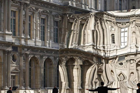 Le palais du Louvre devant un miroir déformant