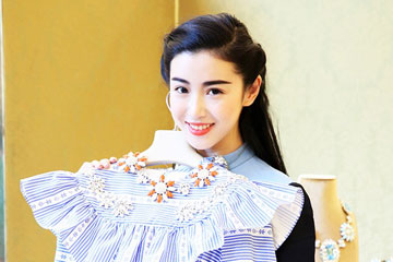 L'actrice chinoise Zhang Xinyuan participe aux activités de mode à Paris