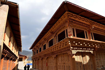 Restauration du village ancien tibétain de Dukezong à Shangri-la