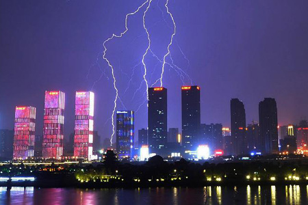 La foudre frappe des gratte-ciels à Changsha en photos