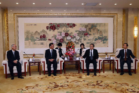 Yu Zhengsheng rencontre une délégation des partis au pouvoir au Japon