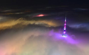 Gratte-ciel au milieu d'un brouillard épais à Shanghai