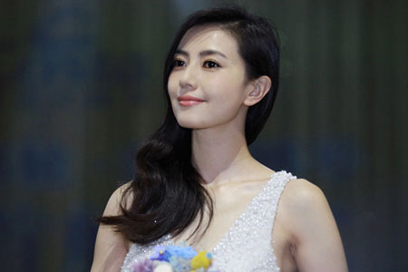 L'actrice Gao Yuanyuan pose pour cérémonie de lancement d'un paquebot de croisière