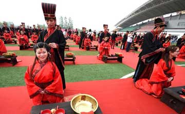 Anhui : 120 couples se disent « oui » en tenues traditionnelles