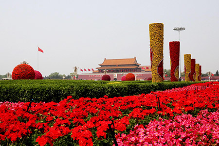 Fête du travail : parterre de fleurs sur la place Tian'anmen