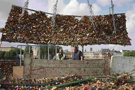 Paris : 45 tonnes de cadenas d'amour ont été enlevées du pont des Arts