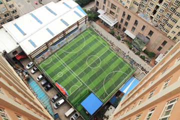Un terrain de football sur le toit d'un bâtiment à Zhengzhou