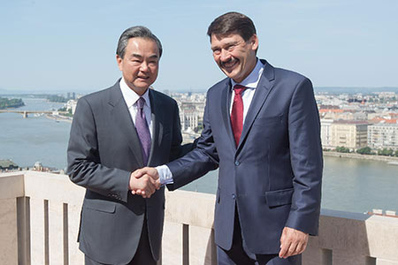Le président hongrois et le ministre chinois des AE se rencontrent pour discuter des relations bilatérales