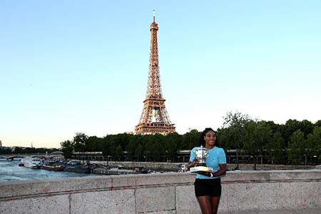Serena Williams pose devant la Tour Eiffel