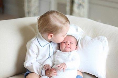 Le baiser du Prince George à Bébé Charlotte