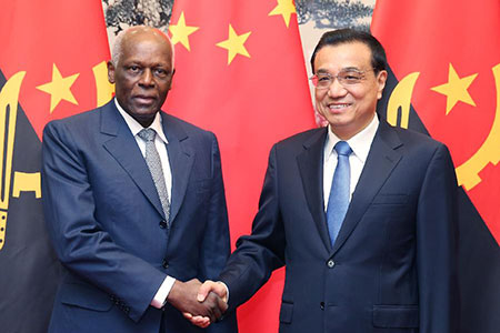 Le Premier ministre chinois rencontre le président angolais à Beijing