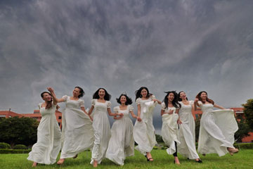Photos originales des diplômés en danse pour marquer la fin de leurs études universitaires