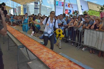 Photos - la pizza la plus longue du monde