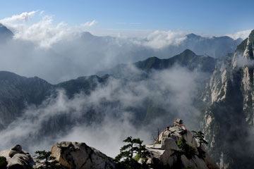 Chine: paysages du mont Hua dans le brouillard