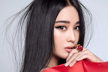 L'actrice chinoise Zhang Xinyu pose pour l'OFFICIEL