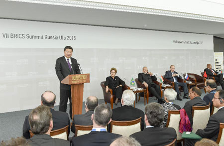 Le président chinois appelle les milieux d'affaires à contribuer au développement économique des BRICS