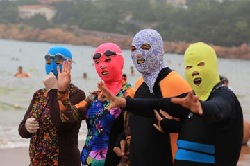 Les gens portant les face-kini à Qingdao