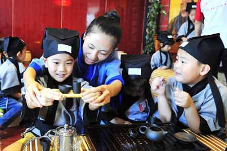 Une classe traditionnelle attire de nombreux enfants à Lanzhou