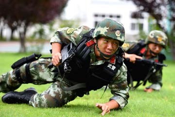 Photos - Entraînements des agents de la police armée chinoise en plein été
