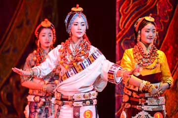 EN IMAGES: de superbes costumes traditionnels tibétains