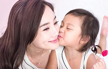L'actrice Li Xiaolu pose avec sa fille