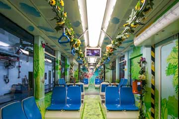 Une rame de métro portant le thème « Le Magicien d'Oz » roule à Guangzhou