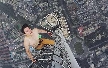 Selfies plongeants du haut des gratte-ciel de Nanjing