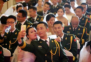 Un mariage collectif de 88 soldats de l'APL et leurs fiancées