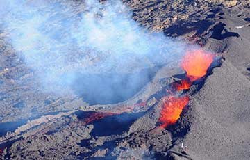 Un volcan sur l'île de La Réunion en éruption