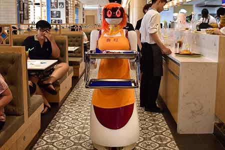 Un robot-serveur dans un restaurant à Haikou