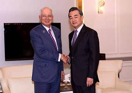 Rencontre entre le PM malaisien et le MAE chinois pour discuter des relations bilatérales