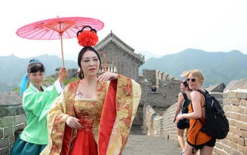 En tenue traditionnelle hanfu sur la Grande Muraille