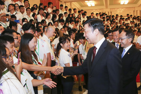 Le vice-président chinois appelle les jeunes de Hong Kong à soutenir le gouvernement 
régional