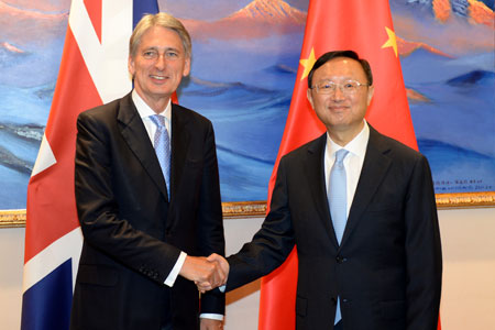 Le ministre britannique des AE à Beijing pour préparer la visite de Xi Jinping au 
Royaume-Uni
