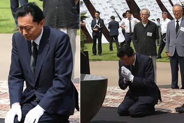 L'ancien PM japonais Yukio Hatoyama s'agenouille devant la tombe des martyrs coréens