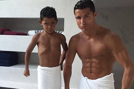 Cristiano Ronaldo pose torse-nu avec son fils