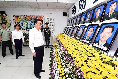 Le PM chinois rend hommage aux pompiers morts dans les explosions à Tianjin