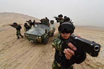 Entraînements des soldats chinois dans le désert