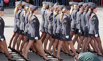 En images : des femmes soldats dans les défilés militaires