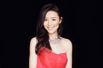 Zhang Jingchu pose pour Harper's Bazaar